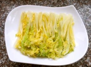 焯好水的娃娃菜立即放入冷水中过凉沥干水份摆入盘中