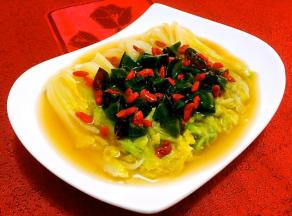 高汤均匀的淋在娃娃菜上