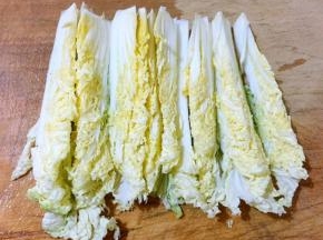 娃娃菜均匀的切成几段