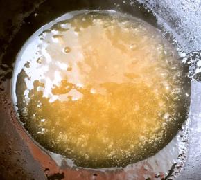 倒入水淀粉勾芡搅拌均匀成透明糊状