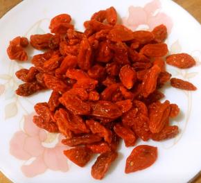 枸杞子清水洗净沥干水份备用