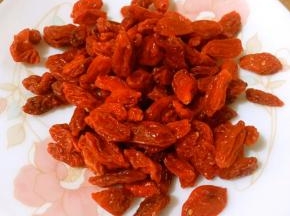 枸杞子清水洗净沥干水份备用