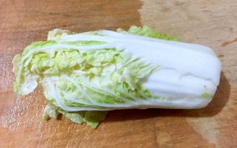 准备一颗娃娃菜在清水中浸泡十分钟清洗干净沥干水份