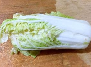 准备一颗娃娃菜在清水中浸泡十分钟清洗干净沥干水份