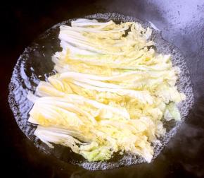 锅中烧开水放入一点点盐和油再放入娃娃菜焯水