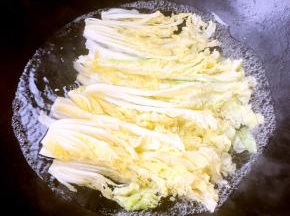 锅中烧开水放入一点点盐和油再放入娃娃菜焯水