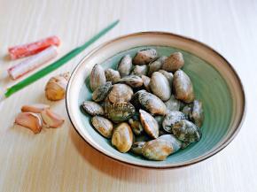 准备食材，买回来的花蛤，如果没有养好的话，需要水里加入盐，让其将肚子里的沙子吐出，这样做出来口感才会更好。