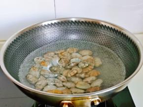 焯水:  锅中加入水烧开，再下入花蛤，将壳煮开捞出即可。