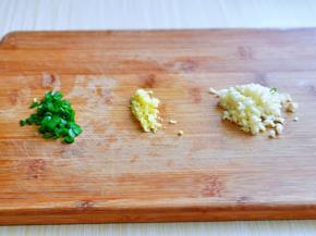 葱姜蒜去皮切碎。