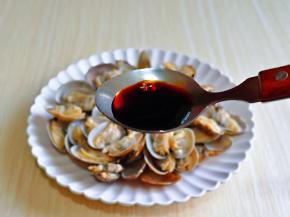 再加入1小勺生抽。