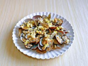 撒上切好的蒜末与姜末。