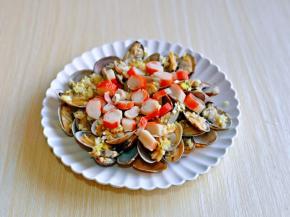 再把切好的蟹肉棒摆放在花蛤上面。