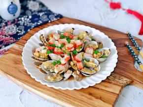 出炉后，淋上热油，撒上葱花。