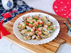 年夜饭必备的蒜香蟹肉蒸花蛤。