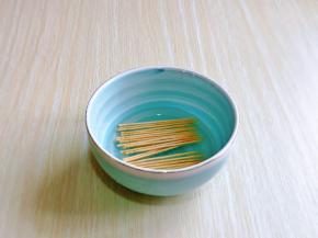 牙签温水洗干净，再泡10分钟。