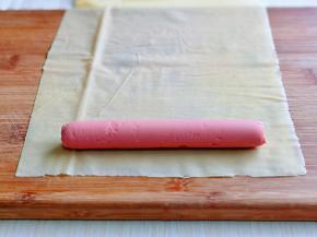 取一张薄百叶，放上香肠。(百叶有的地方叫干豆腐皮)