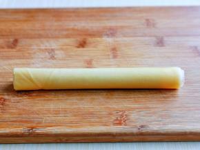 从头卷到尾，把两头没有香肠的地方切掉，把百叶留着备用。