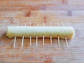 再用牙签从收口的地方穿透，牙签与牙签之间最后大小相等，这样做出来好看。