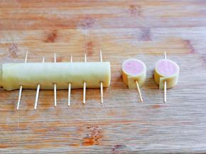 再用水果刀切段，一根一根牙签切一段。