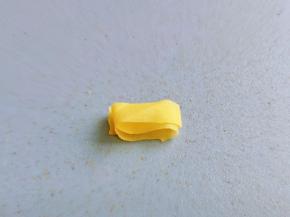 刚才两头切下来的百叶，切细长条装，折3折，如图。