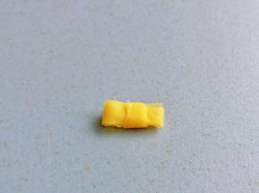 再用一条百叶，再中间绕两层，做的蝴蝶结。