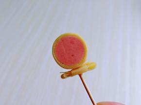 再把蝴蝶结穿到卷的下面就可以啦。