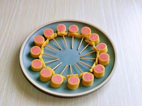 依次做完，摆放在盘中，牙签朝里放。