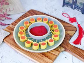 取出放上番茄酱碟。