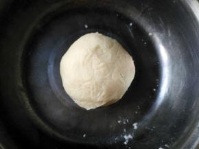 将油酥材料混合，揉成团，静置半小时