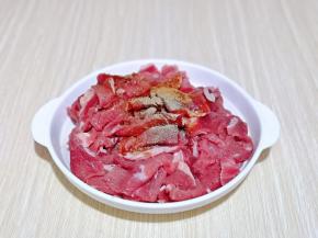 加入生抽，料酒，胡椒粉，戴上食品手套，抓拌均匀。