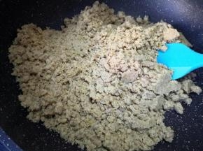 将板栗果肉煮熟捣碎，放入不粘锅，加入白糖和黄油，翻炒均匀，取640克，平均分成32份，搓圆