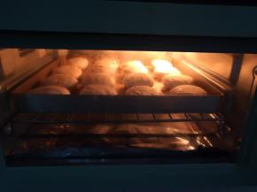 放入烤箱中层上下火160度20分钟，中途翻面