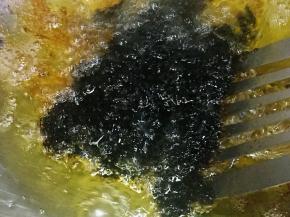 油热后，先把甜面酱炒出酱香味，要小火慢炒，甜面酱很容易糊底，要不停的翻炒。