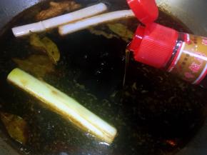 牛肉好吃的秘诀二，是加入香油，香油增香去异味。