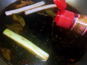 牛肉好吃的秘诀二，是加入香油，香油增香去异味。