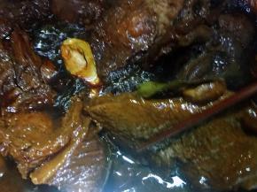 每半小时给牛肉翻个身，这样可以使牛肉入味均匀。