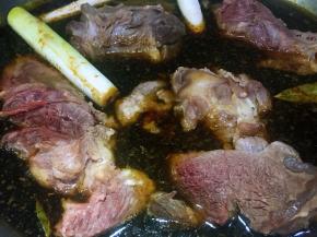 放入牛肉，大火煮开，再转中小火慢炖二小时。