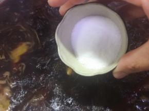 加盐，盐的量要比平时炒菜的量要大，否则牛肉内部很难入味。