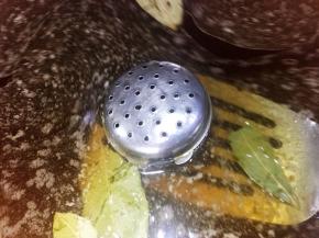 加入香料盒，葱姜。