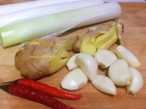 葱姜蒜，小辣椒。