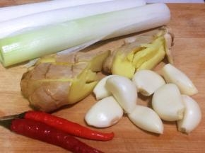 葱姜蒜，小辣椒。