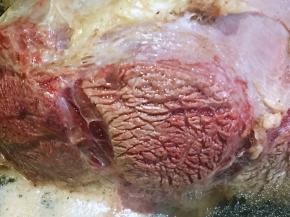 冷水入锅，焯烫去血沫，再用温水冲洗干净杂质。