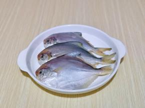 买回来的鲳鱼去除内脏和鱼鳃，再清洗干净。