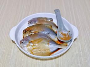 按个人口味加入盐与十三香。