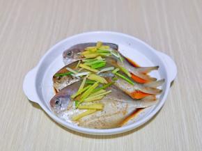 葱姜提前切好，均匀撒在鱼身上。
