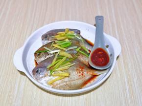 最后加入腐乳汁，均匀淋在三条鱼的身上，盖上保鲜膜腌制30分钟。