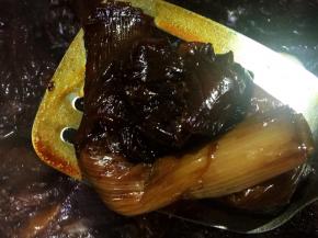 将完成任务的烂葱段取出，以免使牛肉汤不清爽，这也是我个人在做红烧类菜的一个个人习惯。时间到，关火，酱牛肉继续留在锅里焖一～二个小时，牛肉会更入味。