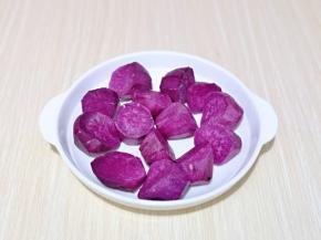 紫薯去皮，洗干净，再切小块，这样蒸熟的快，省时间。