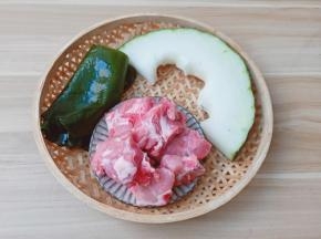 海带选择的是盐渍海带，所以比较咸。