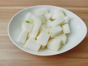冬瓜去皮切成小块。